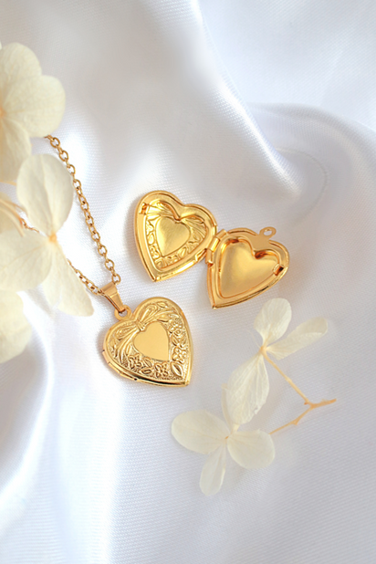 18 Karats Heart Locket Necklace AO