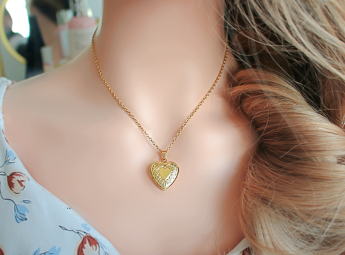 18 Karats Heart Locket Necklace AO