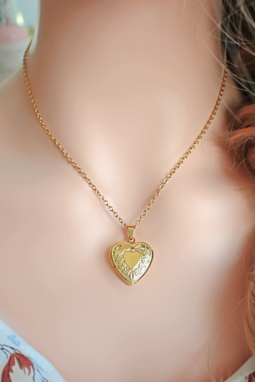 18 Karats Heart Locket Necklace AO
