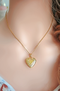 18 Karats Heart Locket Necklace AO